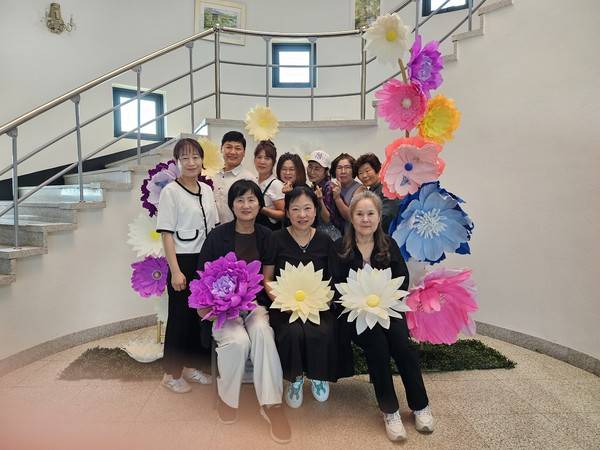 ▲ 신례원복지회관 입구서 열린 자이언트플라워 포토존. (제공:없다고 하십니다.)