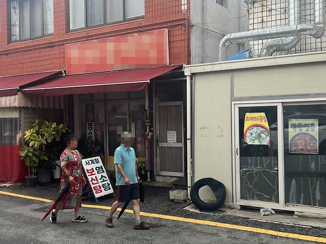 절기상 초복인 지난 20일 광주 북구 우산동 말바우시장을 찾은 시민들이 식당을 찾기 위해 걸어가고 있다. /박건우 기자