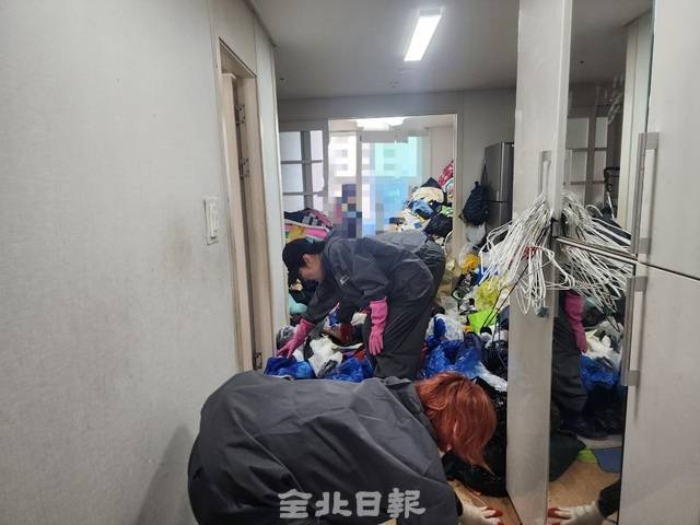 쓰레기를 치우는 이창승 지부장과 직원들. 김문경 기자