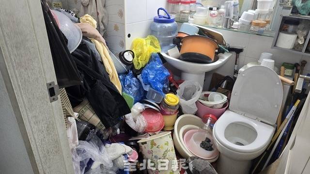 화장실에 쌓여있던 쓰레기들. 김문경 기자