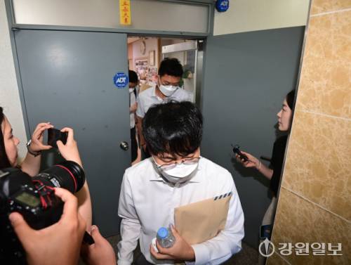 ◇건진법사 진성배씨의 이권 개입 의혹 등을 수사 중인 김건희 특검(특별검사 민중기)이 18일 권성동 국회의원 강릉 사무실에 대한 강제수사에 나선 가운데 수사관이 9시간 반만에 걸친 압수수색을 마치고 나오고 있다. 강릉=권태명기자