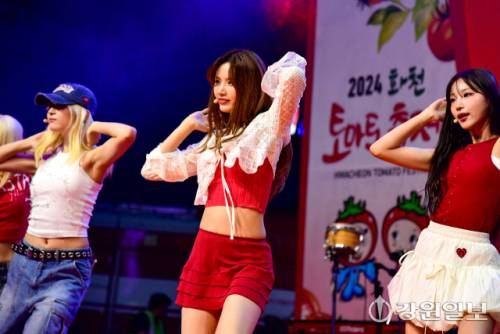 ◇화천토마토축제가 오는 8월1~3일 사내면 문화마을 일대에서 열린다. 지난해 토마토축제에서 진행된 ‘승리부대 장병의 밤’공연 무대.