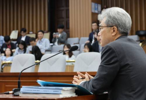 김상환 헌법재판소장 후보자가 21일 서울 여의도 국회에서 열린 인사청문회에서 의원 질의에 답하고 있다. 연합뉴스