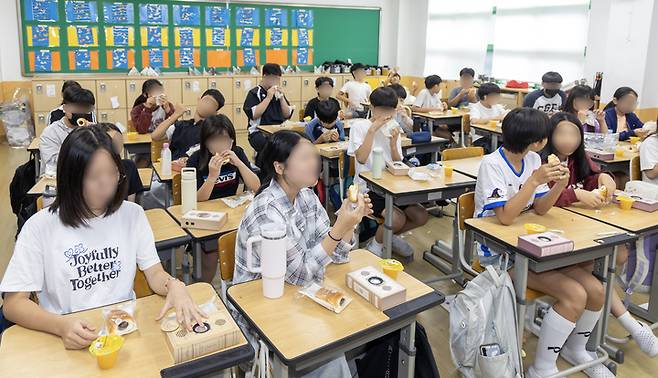 집중호우로 인한 상수도관 파손으로 단수 피해가 이어지고 있는 21일 울주군 영화초등학교에서 학생들이 빵과 음료 등으로 대체급식을 하고 있다. 최지원 기자