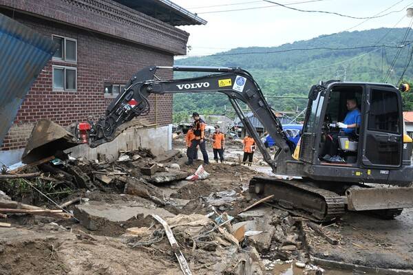 119구조대원들이 21일 오전 폭우로 밀려온 산청군 산청읍 모고리 모고마을에서 실종자 수색작업을 하고 있다. /김구연 기자