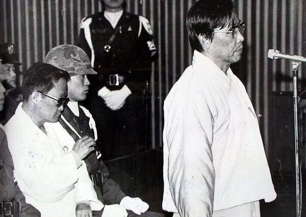 '10·26 사건'으로 사형을 선고받은 김재규 전 중앙정보부장의 재심이 시작됐다. 사진은 계엄 고등군사재판 3차 공판에서 변호인단의 보충심문에 답하는 김재규(오른쪽) 전 중앙정보부장과 중앙정보부장 비서실장이었던 김계원 피고인 모습. /연합뉴스