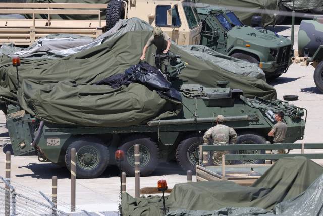 지난 10일 오후 경기도 동두천시 주한미군 기지에서 미군 스트라이커 장갑차가 대기하고 있다. 댄 콜드웰 전 미 국방장관 수석 고문은 연구 보고서를 통해 주한미군 가운데 약 1만명만 남기고 한반도에서 철수해 중국을 견제하고 미국 국익을 보호하는 방향으로 재편해야 한다고 주장했다. 연합뉴스