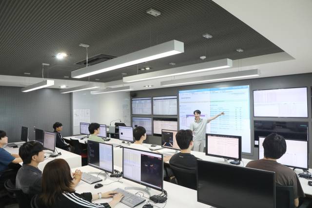 영남이공대 사이버보안과 전두용 학과장이 사이버보안 전공 수업을 진행하고 있다. 영남이공대 제공