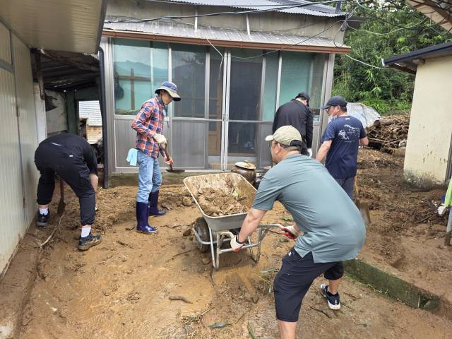 경남도 공무원들이 복구 활동에 집중하고 있다. 경남도 제공