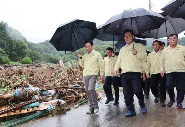 이재명 대통령이 21일 집중호우로 산사태가 발생한 산청군 산청읍 부리마을에서 피해 현황을 살피고 있다. 연합뉴스