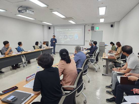 경남도와 네이버클라우드 관계자가 21일 오전 경남도청에서 만나 인공지능 산업 육성 로드맵 마련을 위한 협력회의를 하고 있다.사진=경남도