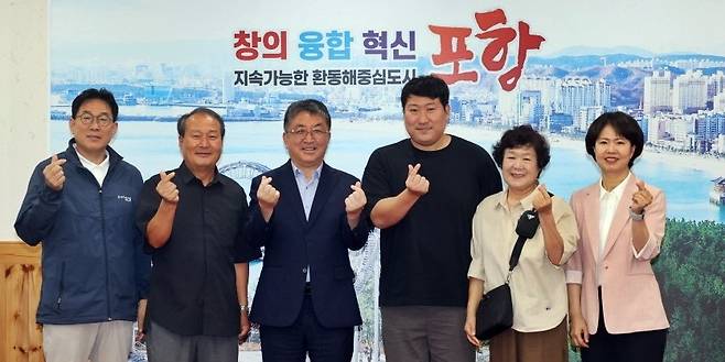 장상길 포항부시장은 21일 유튜브 채널 ‘흥삼이네’를 운영하는 이두형 씨 가족과 시정 홍보 협력 강화 등을 논의했다. /포항시 제공