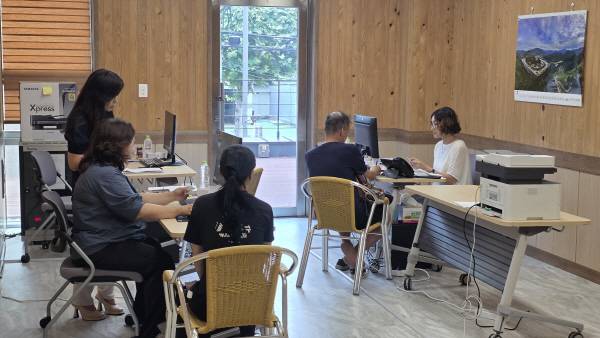 대구 남구 봉덕1동 행정복지센터에서 21일 1시께 주민들이 소비쿠폰을 신청하고 있다. 김산호 기자