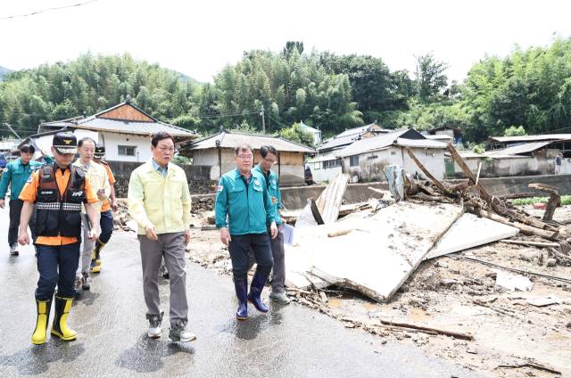 박완수 도지사가 20일 산청군 산청읍 모고리 산사태 현장을 둘러보고 있다./경남도/