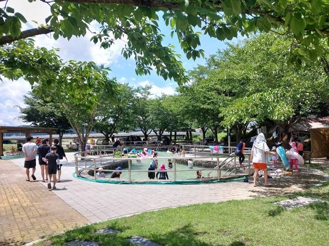 영천시가 임고강변공원에 마련해 무료로 운영하는 소규모 물놀이시설. 영천시 제공