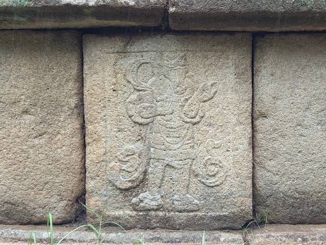 진덕여왕릉 정남쪽 방향의 말 신상.