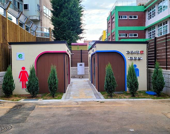 화원시장 공중화장실 전경. 화원초등학교 유휴 부지에 조성된 이 화장실은 21일 장날을 맞아 본격 운영에 됐다. 경관형 외관과 장애인 편의시설을 갖춘 이 시설은 주민과 시장 이용객들의 오랜 불편을 해소하며 큰 호응을 얻고 있다.<달성군 제공>