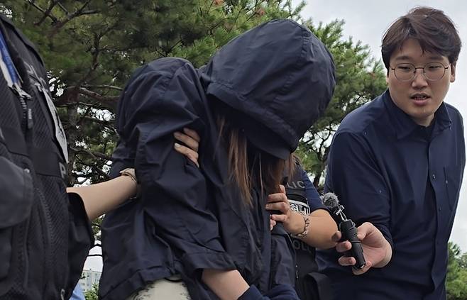 지난 15일 대구지법 안동지원에서 시험지 절취 사건과 관련, 학부모 A씨가 구속 전 피의자 심문 후 법원을 빠져 나오고 있다. 피재윤 기자