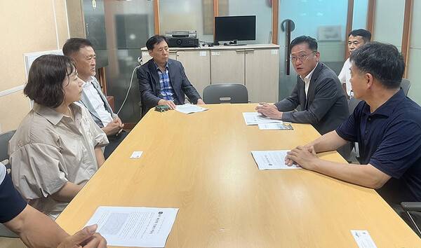 제주제2공항 강행저지비상도민회의가 21일 제2공항 건설사업 백지화를 촉구하는 진정서를 대통령실 관계자에게 제출하고 면담을 하고 있다.