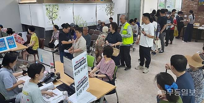 21일 오전 광주 광산구 우산동 행정복지센터, 소비쿠폰 전담 창구에 수많은 어르신들이 줄을 섰다.