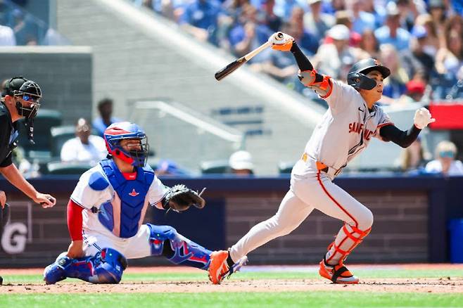 샌프란시스코 자이언츠 이정후가 토론토 블루제이스와 경기에서 안타를 때리고 있다. 사진=AFPBBNews