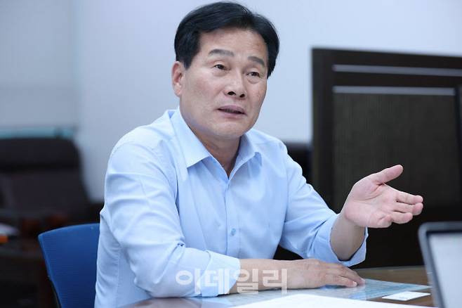 주철현 더불어민주당 의원이 지난 14일 서울 여의도 국회 의원회관에서 이데일리와 인터뷰를 하고 있다.(사진=이데일리 노진환 기자)