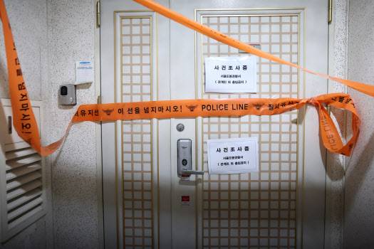 21일 인천에서 사제 총기를 발사해 가족을 숨지게 한 A씨의 서울 주거지에 폴리스 라인이 설치돼 있다. 서울경찰청은 경찰특공대가 피의자의 서울 도봉구 쌍문동 주거지에서 시너와 타이머 등 사제 폭발물을 발견해 제거했다고 밝혔다. (사진=연합뉴스)
