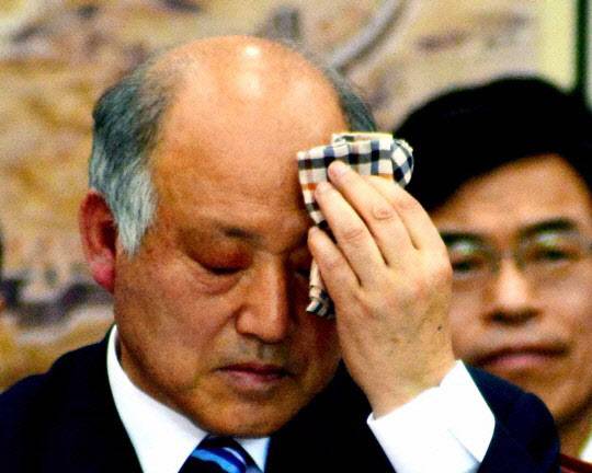 지난 2014년 서울 여의도 국회 교육위원회 회의실에서 열린 교육부장관 후보자 인사청문회에서 김명수 당시 교육부 장관 후보자가 의원질문에 땀을 닦고 있다. (사진=뉴시스)