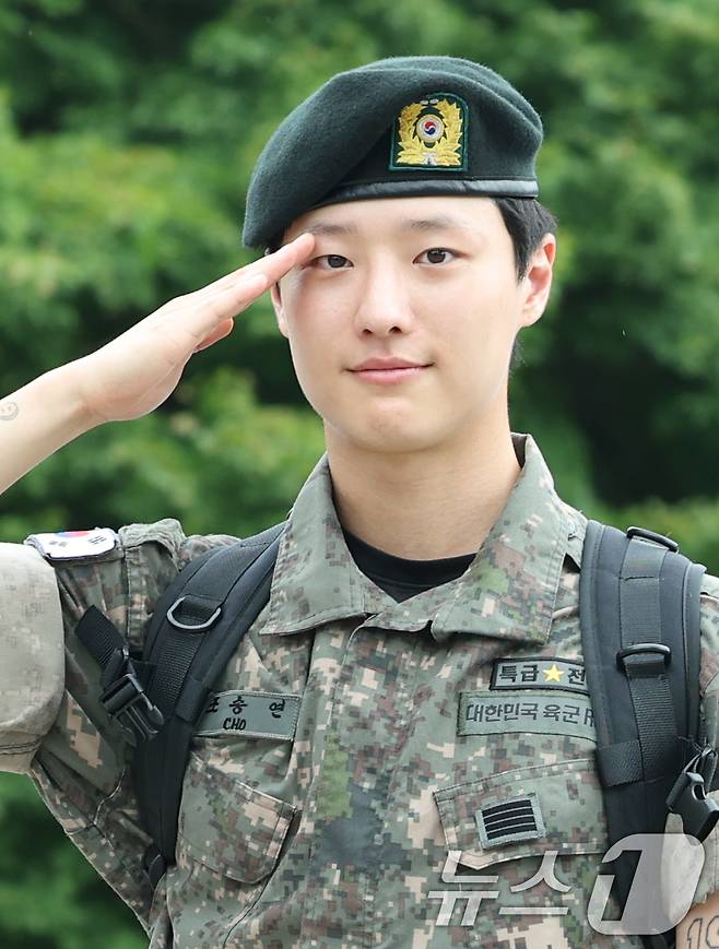 가수 우즈(WOODZ, 본명 조승연)가 21일 오전 서울 노원구 육군사관학교에서 전역식을 마친 뒤 전역인사를 하고 있다. 2025.7.21/뉴스1 ⓒ News1 권현진 기자