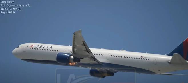 왼쪽 엔진에 불이 난 델타항공 446편 보잉 767. (유튜브 'L.A FLIGHTS')