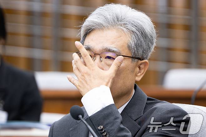 김상환 헌법재판소장 후보자가 21일 서울 여의도 국회 헌법재판소 재판관후보자를 겸하는 헌재소장 임명동의에 관한 인사청문특별위원회에서 열린 인사청문회에서 안경을 고쳐 쓰고 있다. 2025.7.21/뉴스1 ⓒ News1 유승관 기자