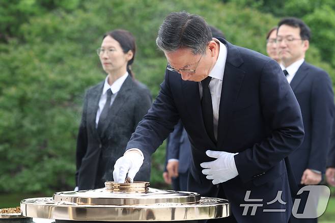 정성호 신임 법무부 장관이 21일 서울 동작구 국립서울현충원을 찾아 현충탑을 참배하고 있다. 2025.7.21/뉴스1 ⓒ News1 신웅수 기자