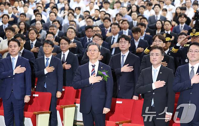 정성호 신임 법무부 장관이 21일 오전 경기 과천시 정부과천청사에서 열린 취임식에서 국기에 경례하고 있다.  2025.7.21/뉴스1 ⓒ News1 오대일 기자