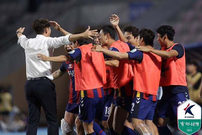 새로운 선수 영입으로 잔류에 도전하는 수원FC. (한국프로축구연맹 제공)