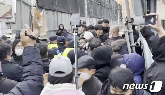 2023년 10월 28일 강원 원주 아카데미극장 철거공사 현장 주변에 경찰과 집회 관계자 등이 뒤엉켜 있는 모습. (독자 제공. 재판매 및 DB금지) 2023.10.28/뉴스1 신관호 기