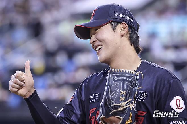 롯데 이민석이 20일 서울 잠실구장에서 열린 2025 KBO리그 정규시즌 LG전에서 좋은 수비를 펼친 황성빈에게 엄지를 치켜세우고 있다. 사진 | 롯데 자이언츠