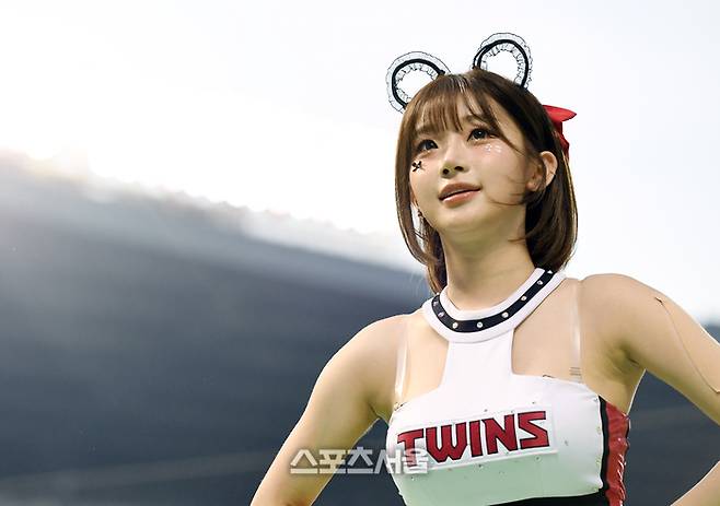 치어리더 이주은이 8일 잠실구장에서 열린 2025 KBO리그 키움과 LG의 경기에서 열띤 응원전을 펼치고 있다. 2025. 7. 8.  잠실 | 박진업 기자  upandup@sportsseoul.com