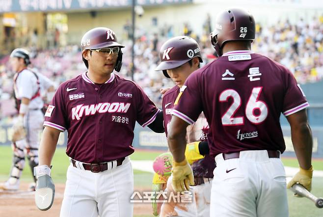 키움 임지열(왼쪽)과 이주형(가운데)이 서울 잠실구장에서 열린 2025 KBO리그 LG와 경기 1회초 1사 1-2루 상황에서 최주환의 2타점 2루타에 득점을 한 뒤 스톤과 하이파이브를 하고 있다. 잠실 | 박진업 기자 upandup@sportsseoul.com