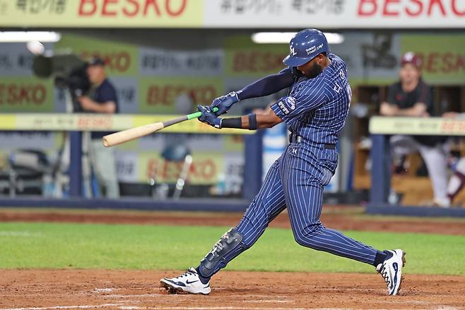 삼성 디아즈가 20일 대구삼성라이온즈파크에서 열린 2025 KBO리그 키움전에서 7회말 솔로포를 때리고 있다. 사진 | 삼성 라이온즈