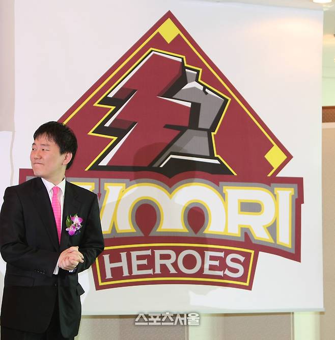 2008년 우리담배와 네이밍 라이트 계약을 체결하고 신생구단 로고를 발표할 당시 이장석 구단주. 사진 | 스포츠서울 DB