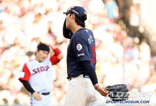 3회 2사 만루 위기를 무실점으로 넘긴 뒤 자신의 머리를 두들긴 이민석.