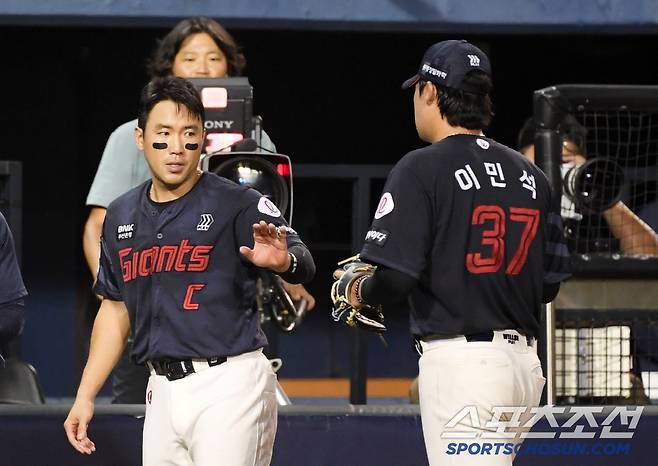 캡틴 전준우도 성장한 선발 이민석을 칭찬했다.