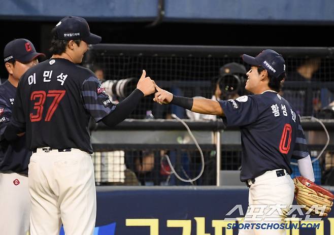호수비로 도와준 중견수 황성빈에게 고마운 마음을 전하는 이민석.