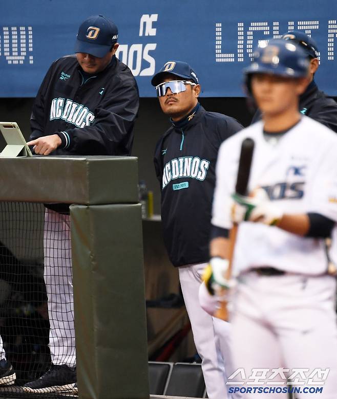 22일 울산 문수야구장에서 열린 NC 다이노스와 한화 이글스의 경기. 서재응 코치와 이호준 감독이 폰세 피칭을 지켜보고 있다. 울산=박재만 기자 pjm@sportschosun.com/2025.05.22/