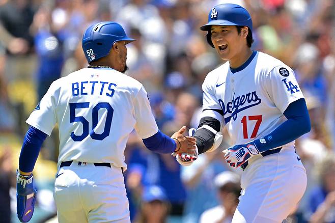 3회 홈런을 치고 들어오는 오타니를 맞고 있는 무키 베츠. AFP연합뉴스