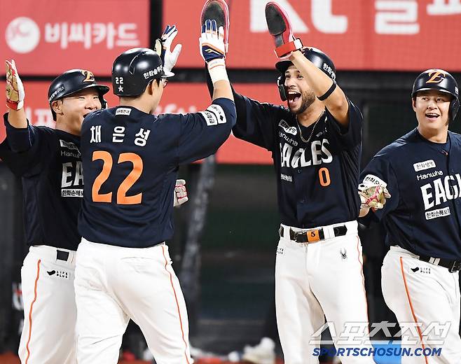 20일 수원 KT위즈파크에서 열린 한화-KT전. 9회초 1사 만루 채은성이 만루홈런을 친 후 리베라토와 하이파이브하고 있다. 수원=정재근 기자 cjg@sportschosun.com/2025.7.20/