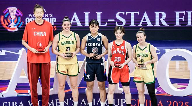 한국 여자농구 대표팀의 박지현(가운데)이 2025 FIBA 여자 아시아컵에서 빼어난 활약을 펼치며 대회 베스트5에 선정됐다. 출처=FIBA 홈페이지