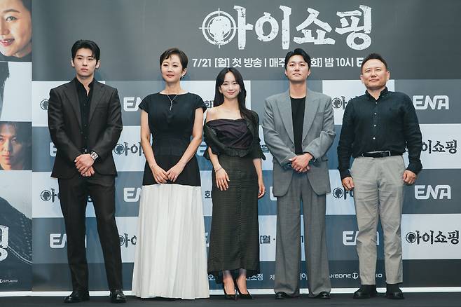 ENA 월화드라마 '아이쇼핑' 주연 배우 김진영(덱스), 염정아, 원진아, 최영준, 오기환 감독(왼쪽부터). 사진제공=ENA