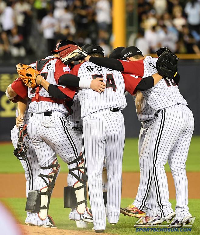 20일 잠실구장에서 열린 LG 트윈스와 롯데 자이언츠의 경기. 승리한 LG 선수들이 기뻐하고 있다. 잠실=박재만 기자 pjm@sportschosun.com/2025.07.20/