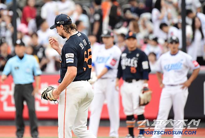 19일 수원 케이티위즈파크에서 열린 KT와 한화의 경기. 1회 연속 안타와 3실점을 허용한 한화 선발 와이스. 수원=송정헌 기자songs@sportschosun.com/2025.07.19/